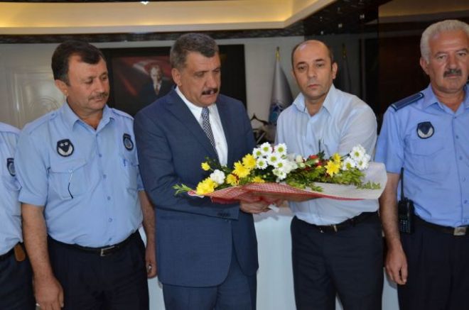 Zabıtalar, Esnaflara Karanfil Hediye Etti