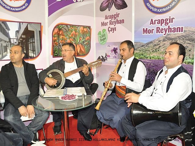 Arapgirli Müzisyenlerden Ziyaretçilere Müzik Ziyafeti