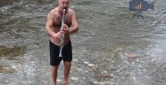 5 derece suya girerek klarnet çalıp türkü söylüyor